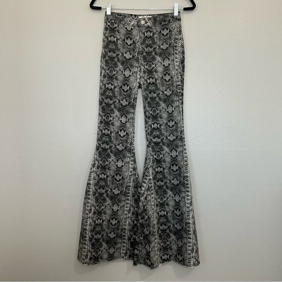 We The Free Snake Skin Print Flare Jeans Gray Size 26 - Picture 4 of 10